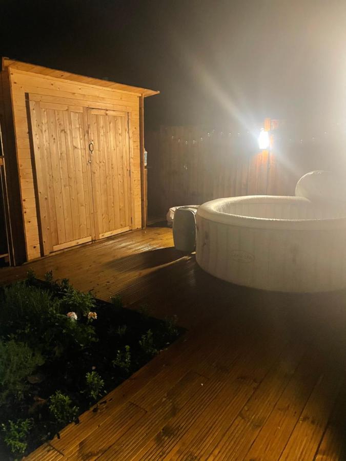 O Dan Y Coed Luxury Yurt With Hot Tub Otel Chwilog Dış mekan fotoğraf